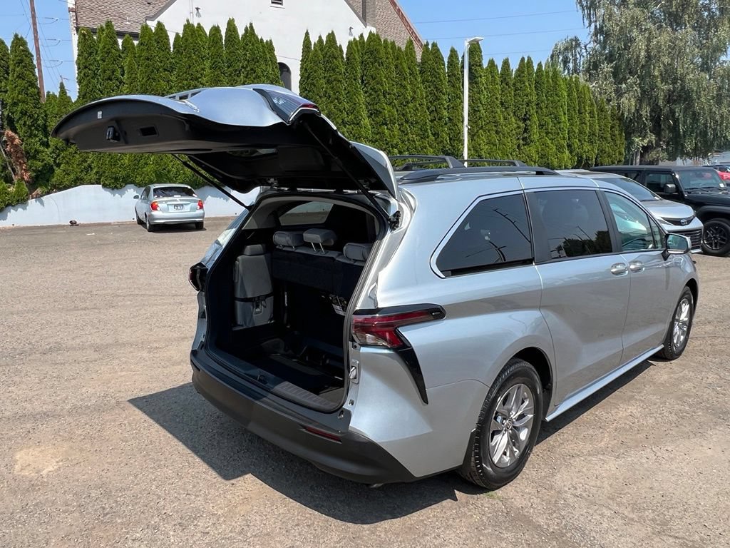 Certified 2025 Toyota Sienna LE AWD/4WD image 10