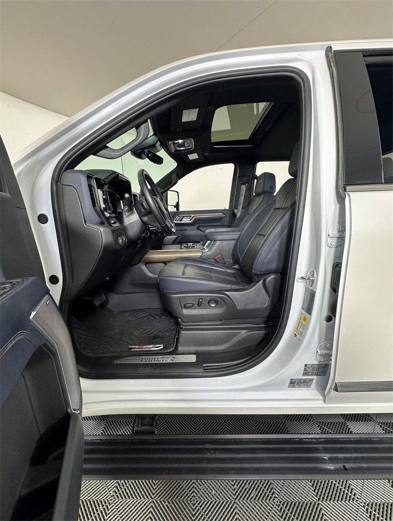 Used 2024 Chevrolet Silverado 3500 High Country w/ High Country Premium Package image 7