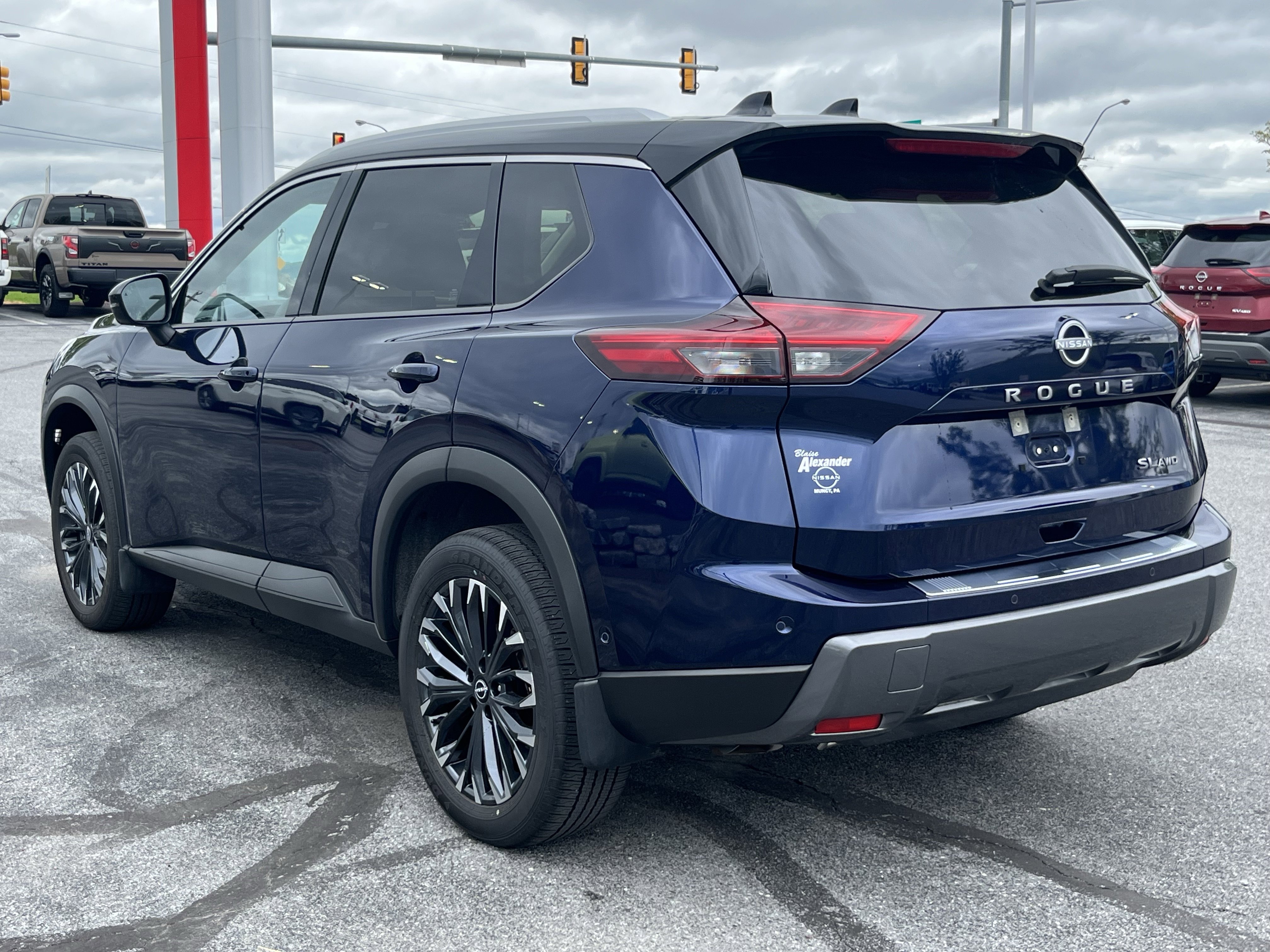 Used 2025 Nissan Rogue SL w/ Tech Package AWD/4WD image 9