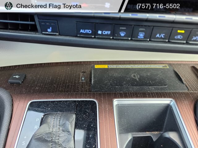 Used 2021 Toyota Sienna XLE w/ XLE Plus Package FWD image 17