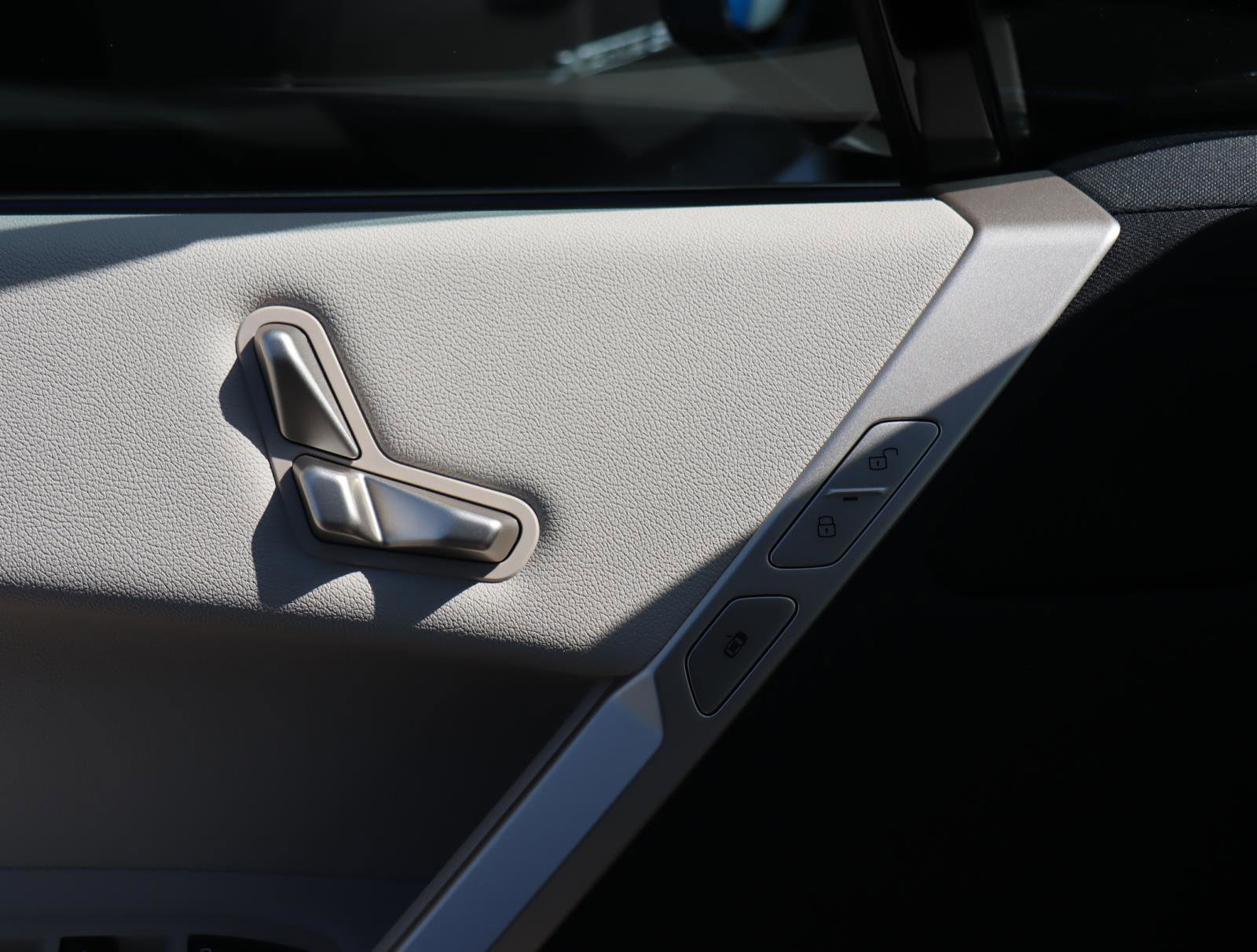 Used 2025 BMW iX xDrive50 image 15