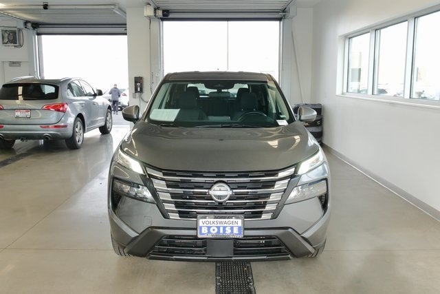 Used 2025 Nissan Rogue SV image 2