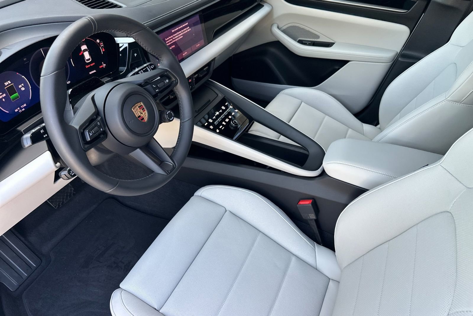 New 2026 Porsche Macan Electric RWD image 4