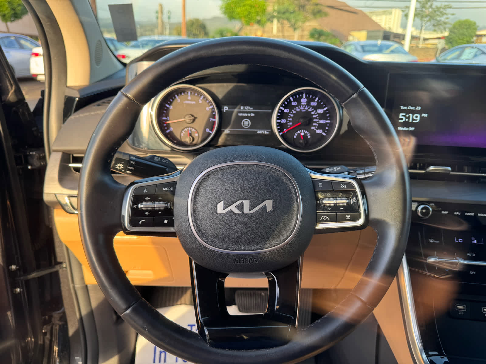 Used 2024 Kia Carnival EX image 8