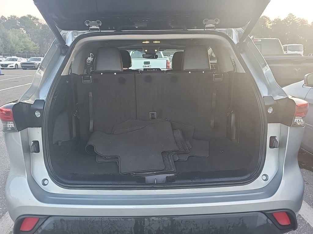 Used 2021 Toyota Highlander XLE AWD/4WD image 14
