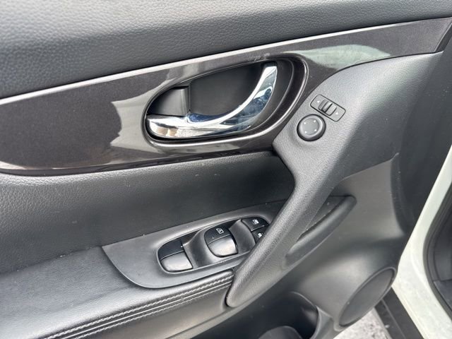 Used 2018 Nissan Rogue S image 17