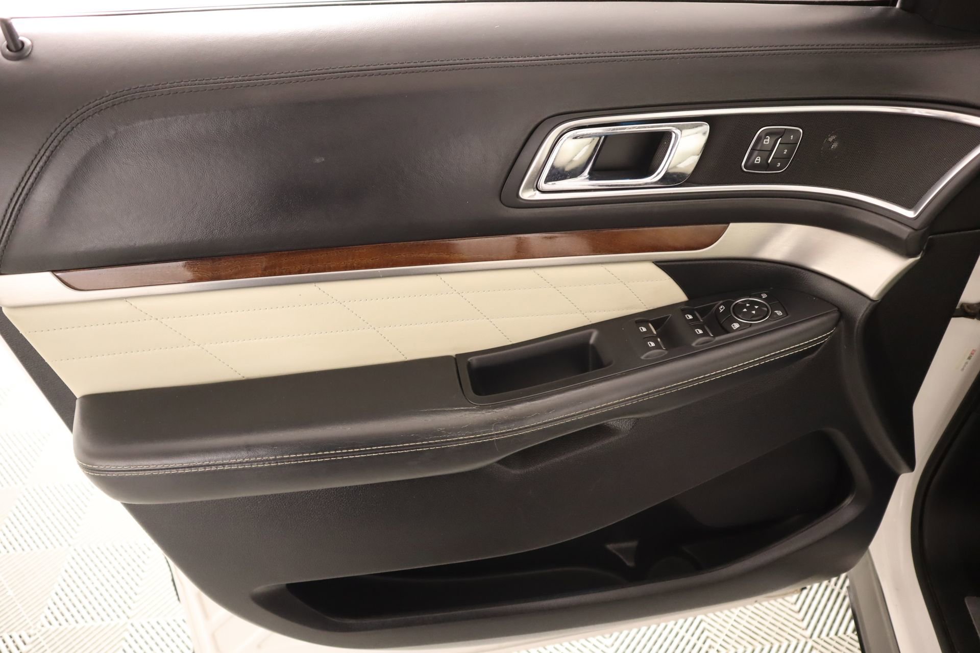 Used 2017 Ford Explorer Platinum image 19