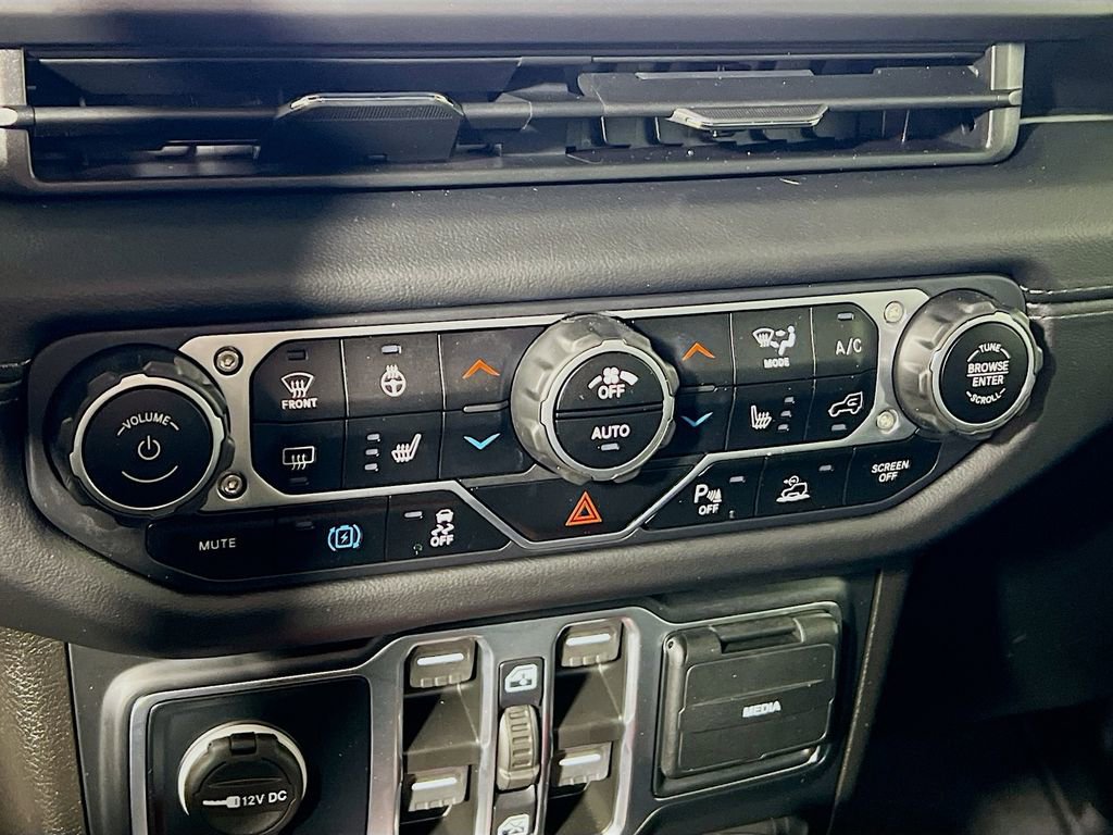 Used 2024 Jeep Wrangler Unlimited Sahara w/ Technology Group image 15