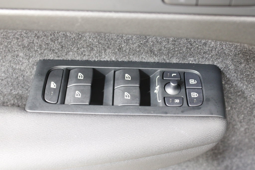Used 2026 Volvo XC40 B5 Plus AWD/4WD image 19