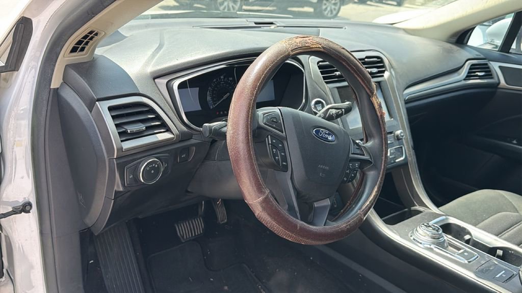 Used 2017 Ford Fusion SE w/ Fusion SE Technology Package FWD image 13