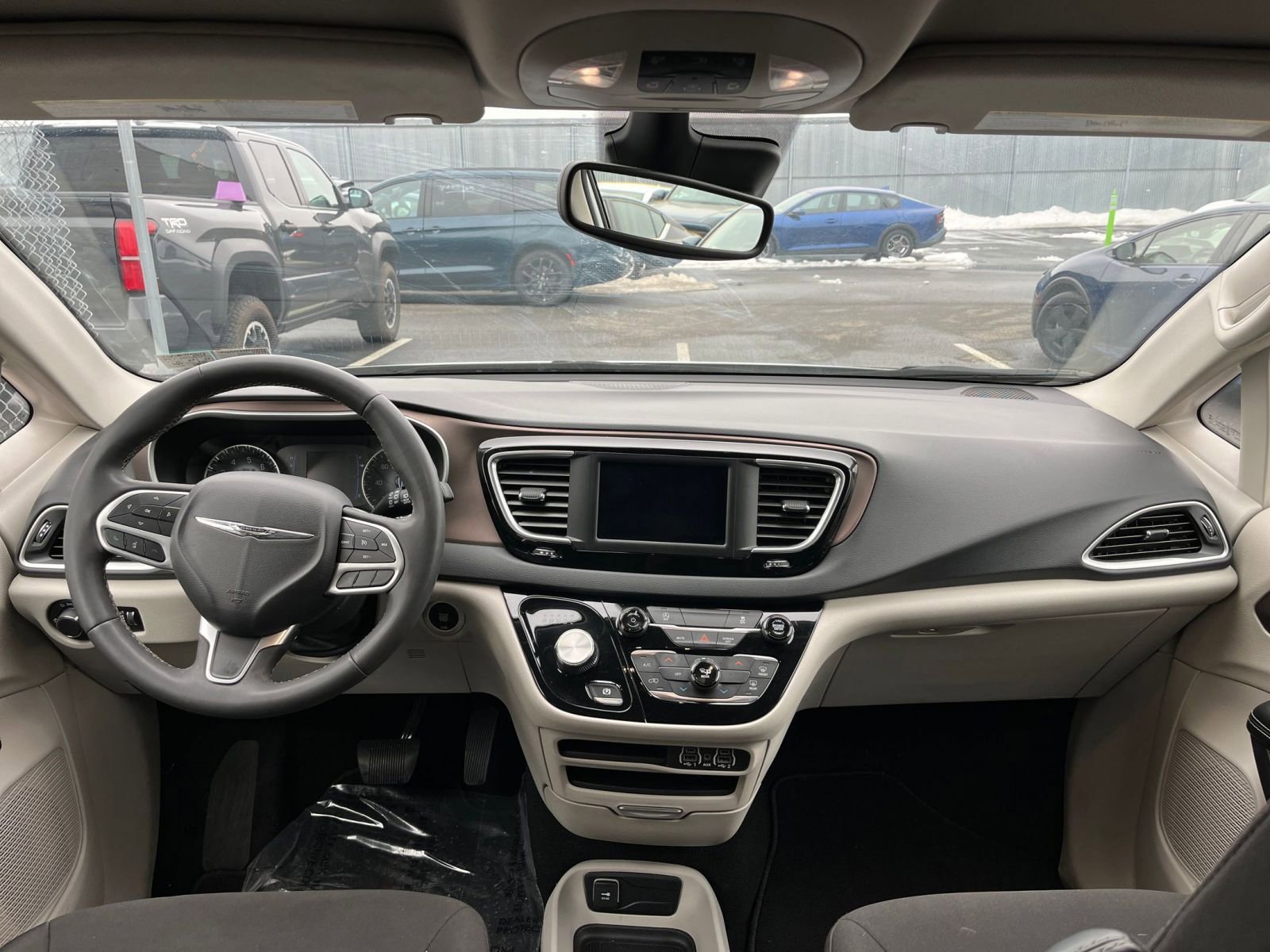 Used 2023 Chrysler Voyager LX image 35