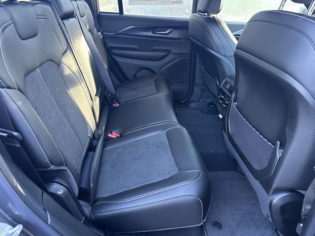 New 2025 Jeep Grand Cherokee Laredo image 15