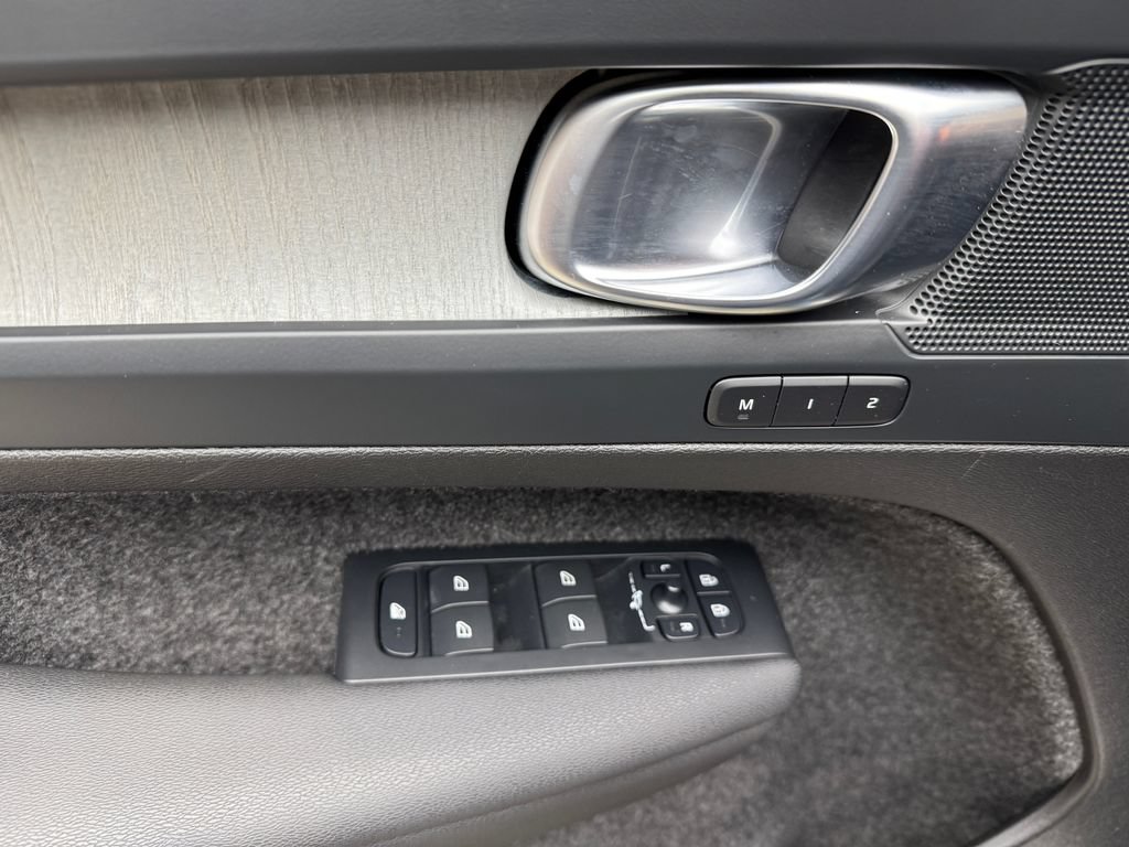 Used 2024 Volvo XC40 B5 Plus AWD/4WD image 10