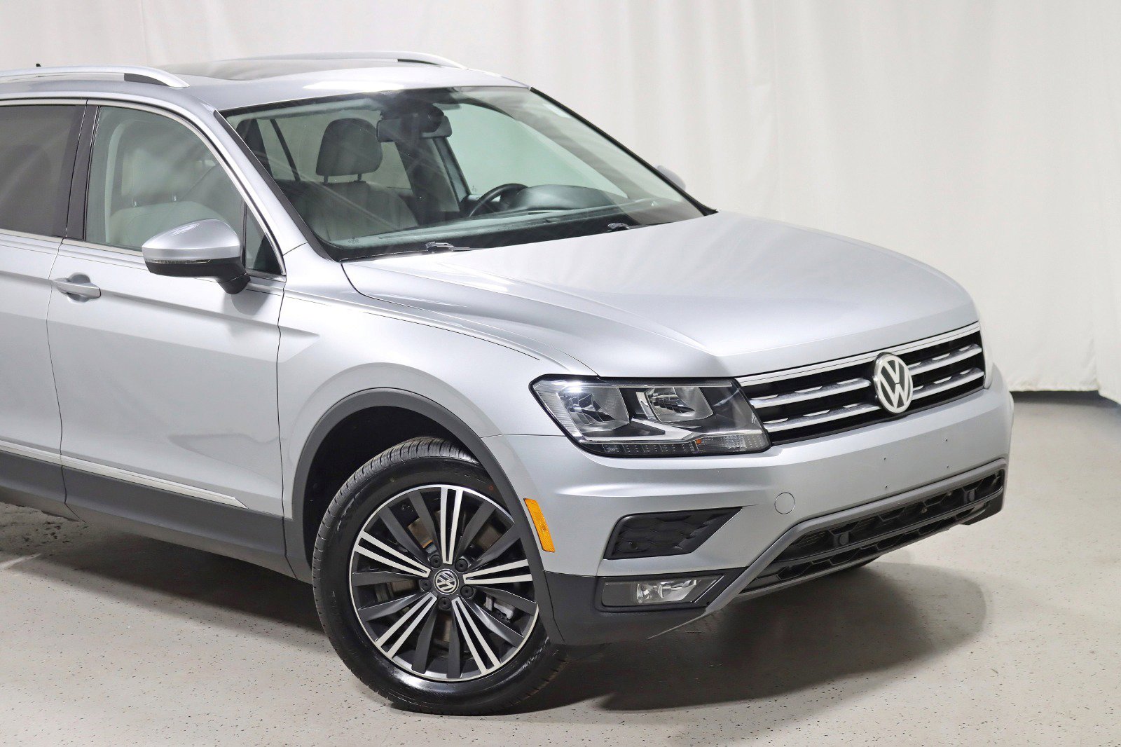 Used 2019 Volkswagen Tiguan SEL w/ 3rd Row Seat Package AWD/4WD image 2