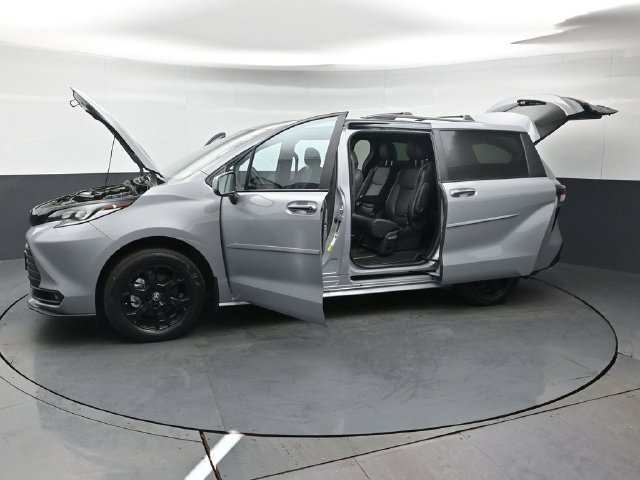 Used 2025 Toyota Sienna XLE Woodland Edition AWD/4WD image 54