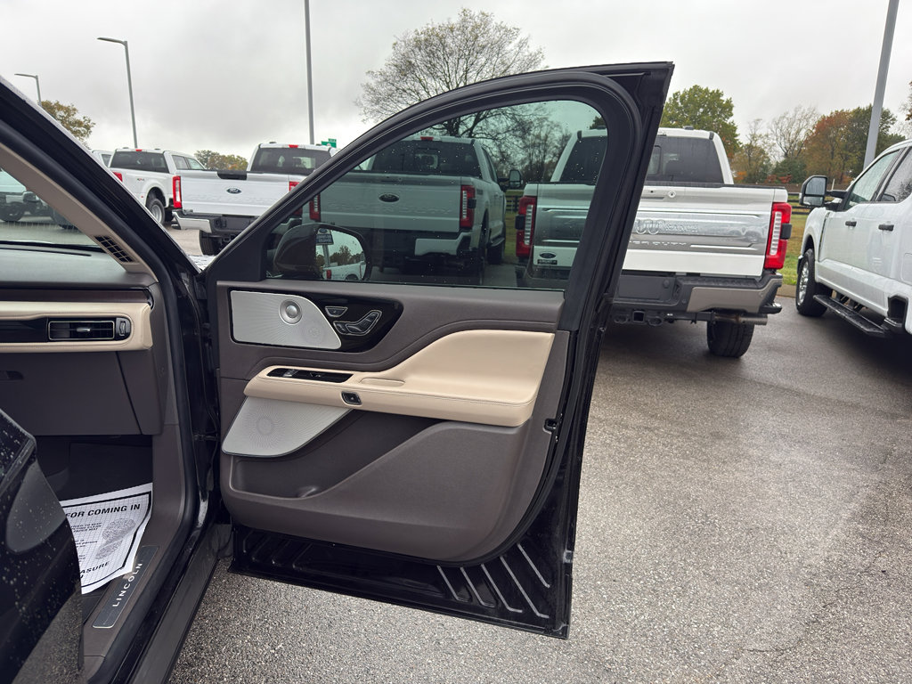 Used 2022 Lincoln Aviator Reserve w/ Equipment Group 201A AWD/4WD image 15