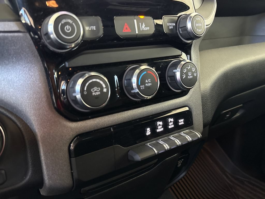 Used 2025 RAM 1500 Warlock AWD/4WD image 42