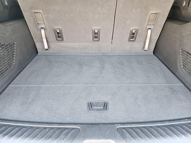 Used 2025 Chevrolet Suburban LS RWD image 32