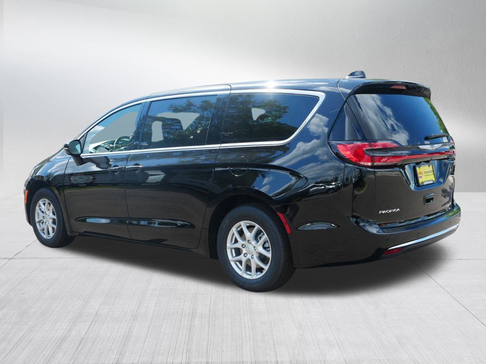 New 2026 Chrysler Pacifica Select FWD image 5