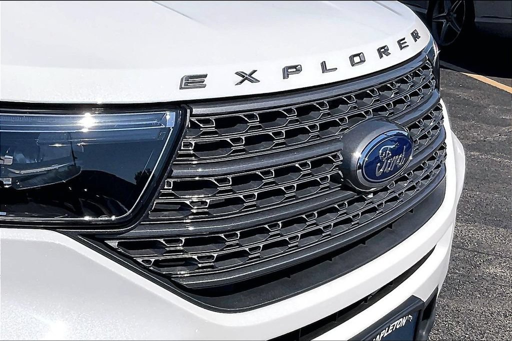 Used 2024 Ford Explorer XLT w/ Equipment Group 202A AWD/4WD image 34