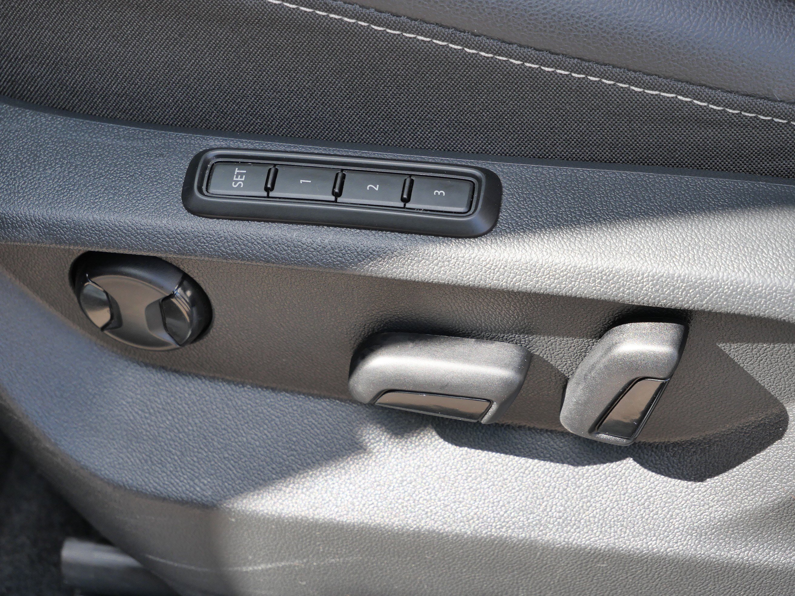 Used 2022 Volkswagen Tiguan SEL R-Line image 20