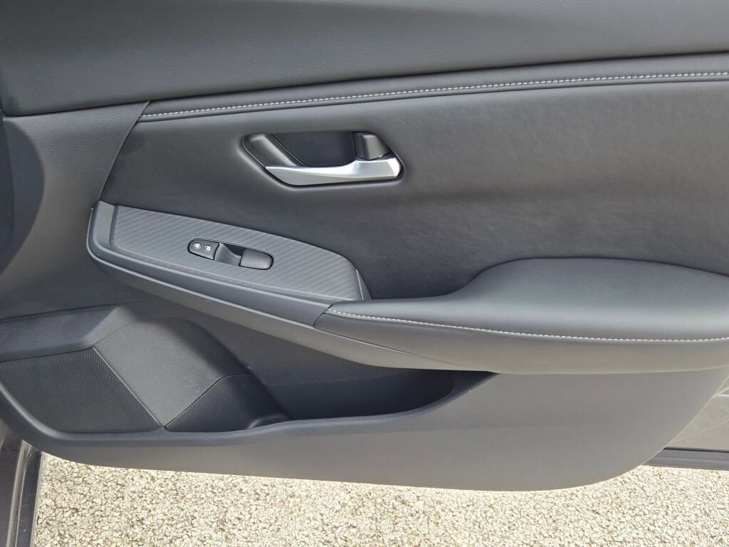 Used 2025 Nissan Sentra SV FWD image 4