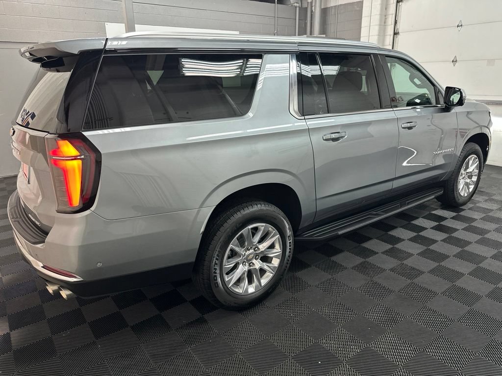 Used 2025 Chevrolet Suburban Premier AWD/4WD image 10