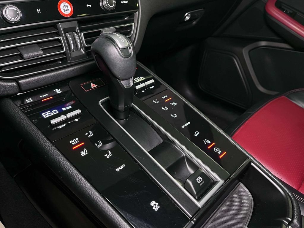 Certified 2023 Porsche Macan AWD/4WD image 33