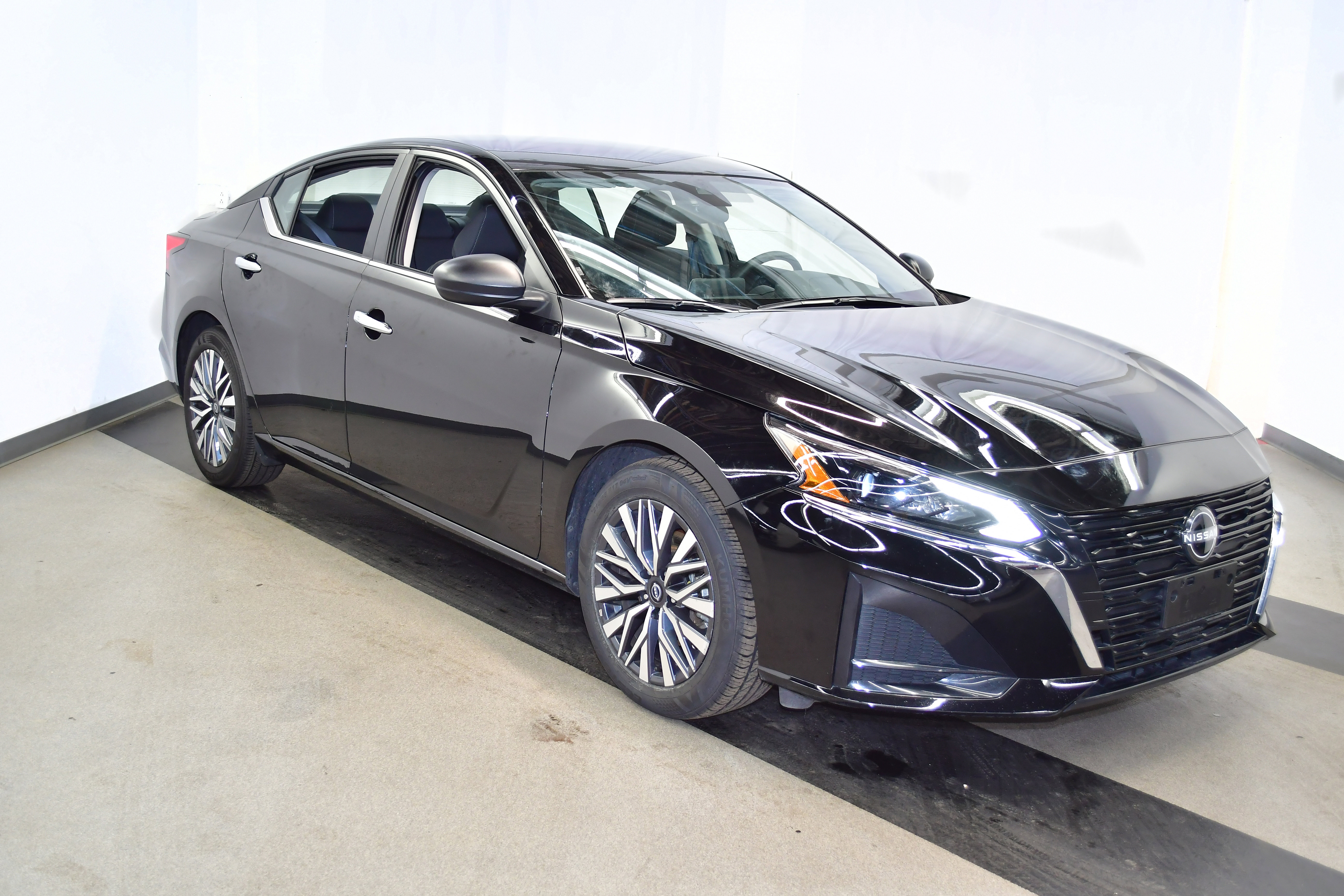 Used 2025 Nissan Altima 2.5 SV image 2