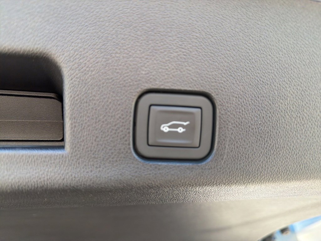 Used 2025 Chevrolet Traverse LT w/ Enhanced Driving Package image 8