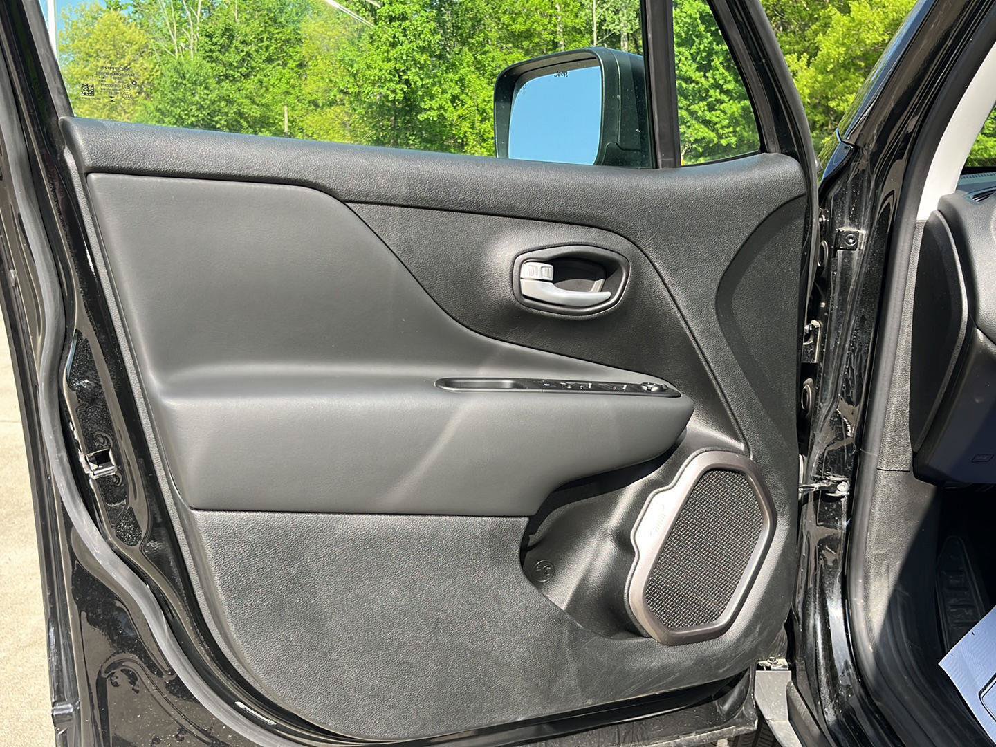 Used 2023 Jeep Renegade Latitude w/ Sun/Sound Group AWD/4WD image 11