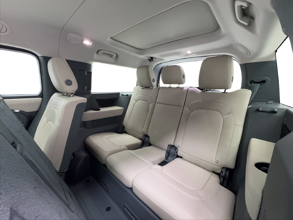 Used 2023 Land Rover Defender 130 SE AWD/4WD image 29
