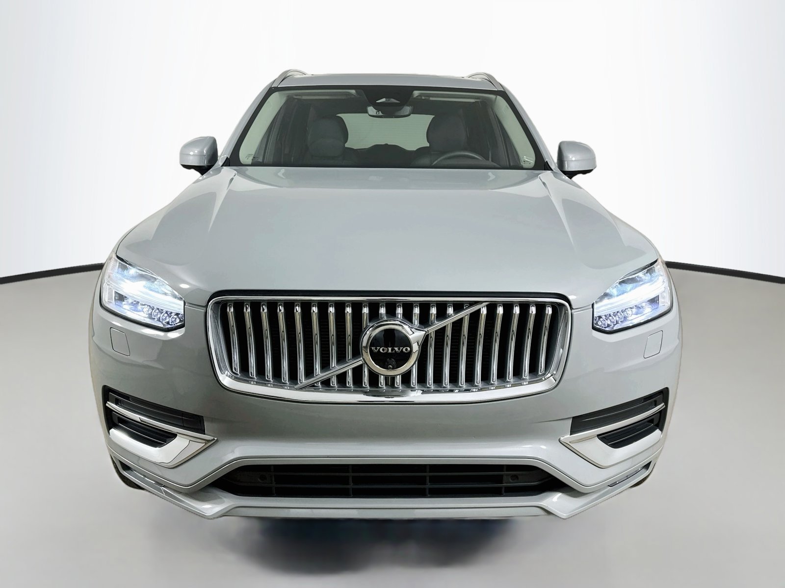 Certified 2025 Volvo XC90 B6 Plus AWD/4WD image 2