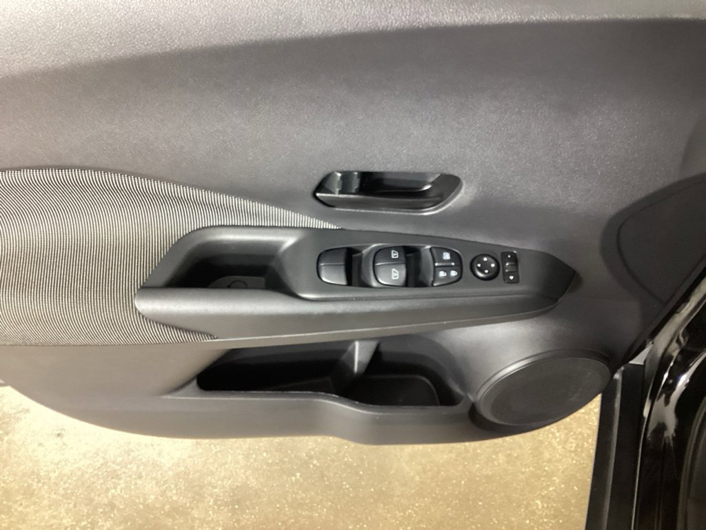 Used 2018 Nissan Kicks S FWD image 11