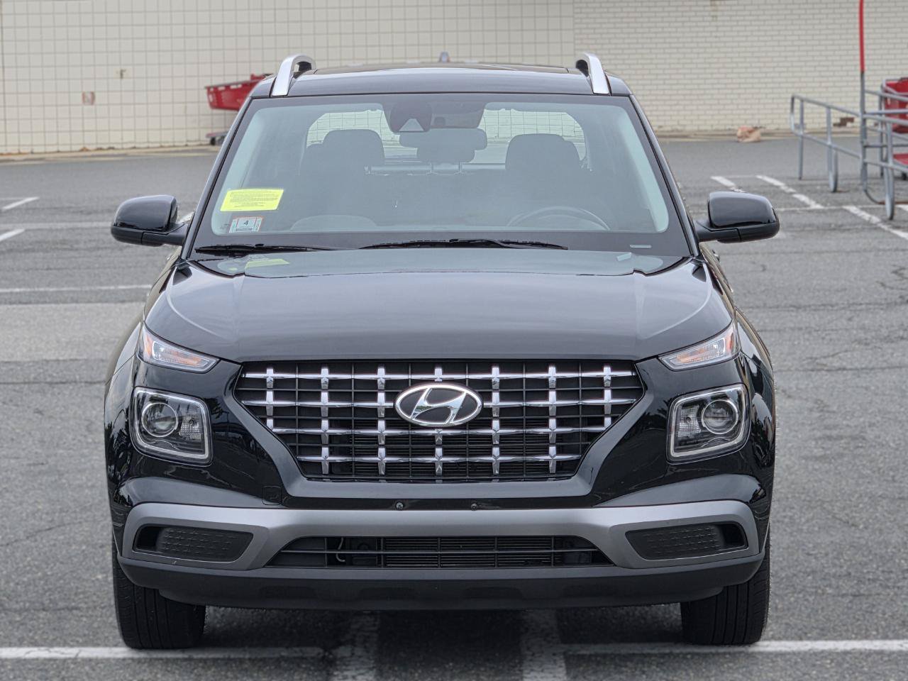 Used 2022 Hyundai Venue SEL FWD image 2