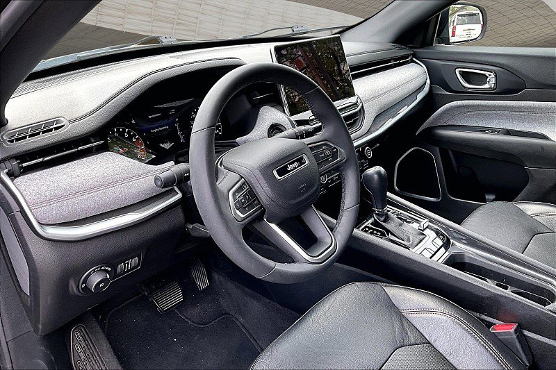 Used 2023 Jeep Compass Latitude AWD/4WD image 11