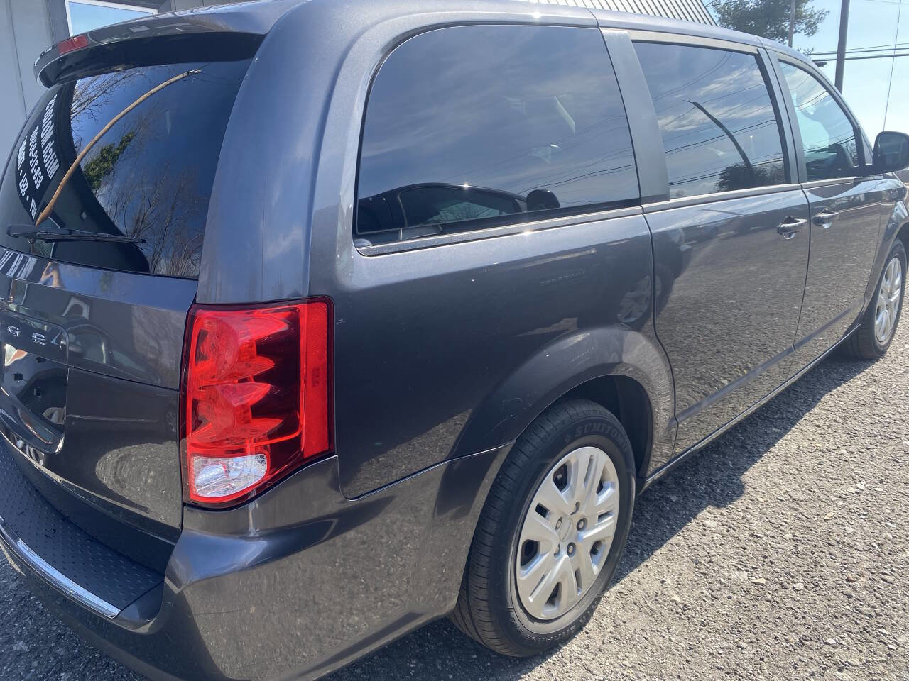 Used 2018 Dodge Grand Caravan SE w/ UConnect Hands-Free Group image 4