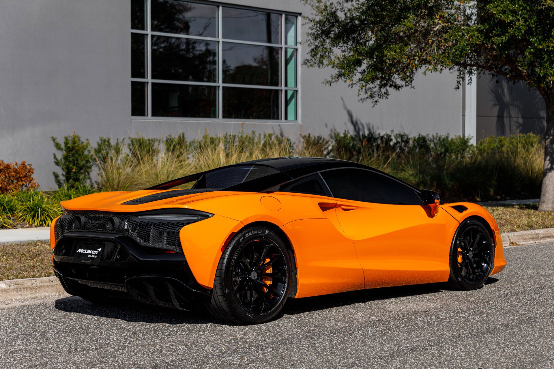 Used 2025 McLaren Artura image 5