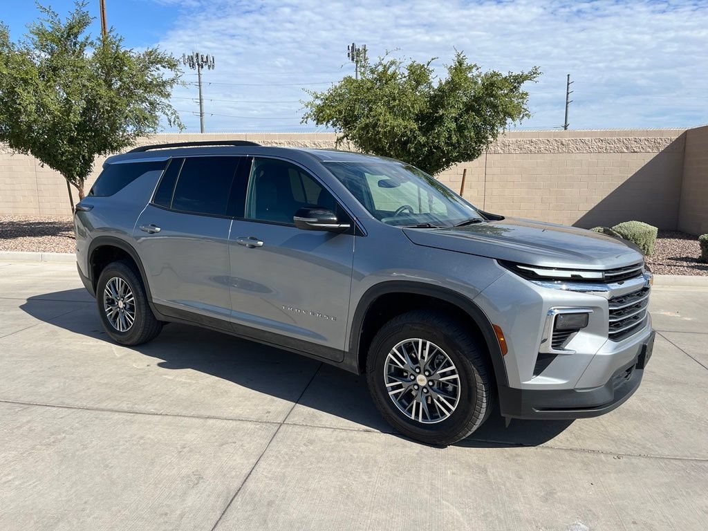 Used 2025 Chevrolet Traverse LT FWD image 5