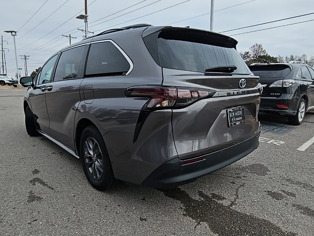Used 2024 Toyota Sienna XLE image 30