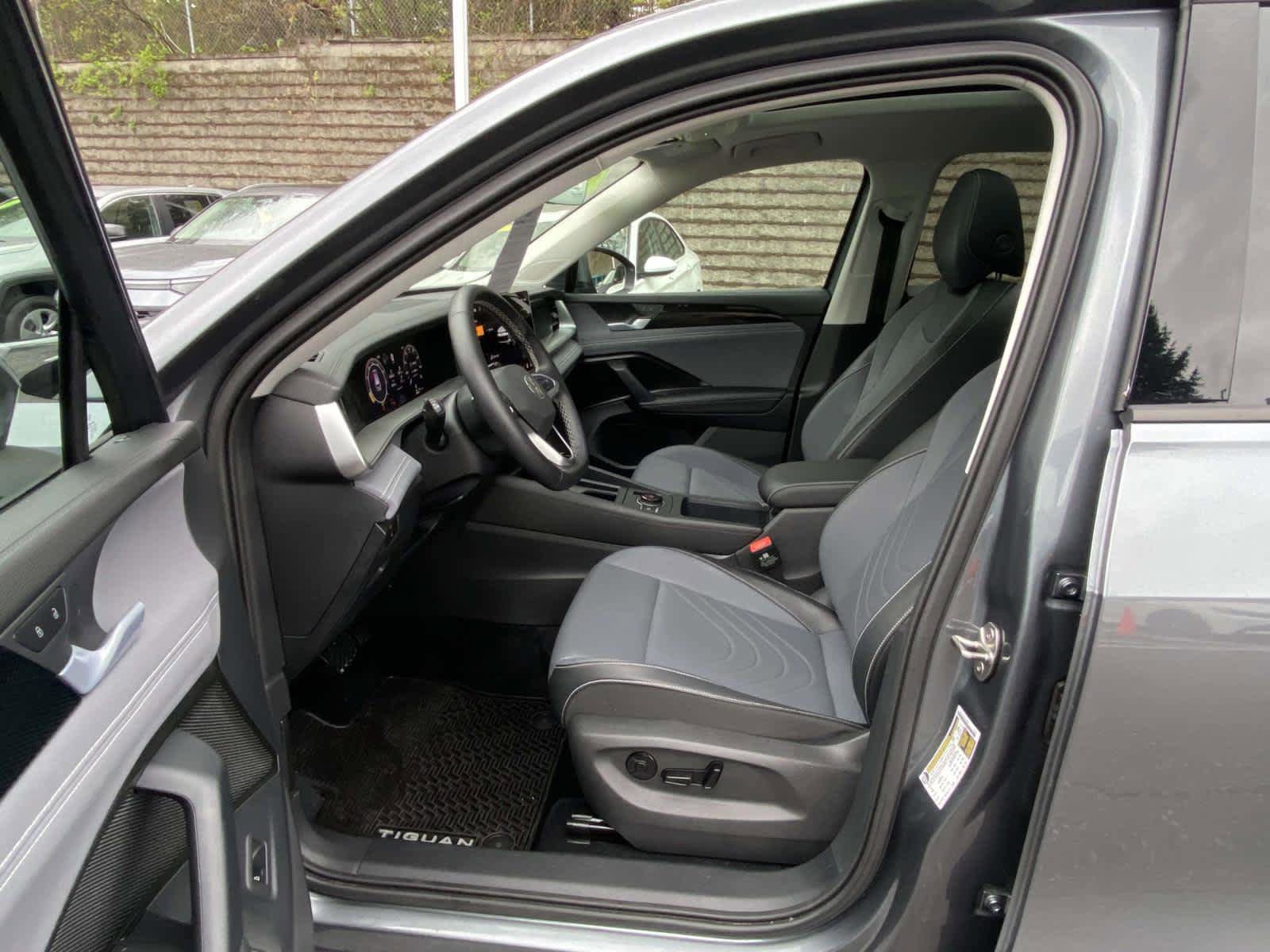 Certified 2026 Volkswagen Tiguan SE w/ Panoramic Sunroof Package AWD/4WD image 8