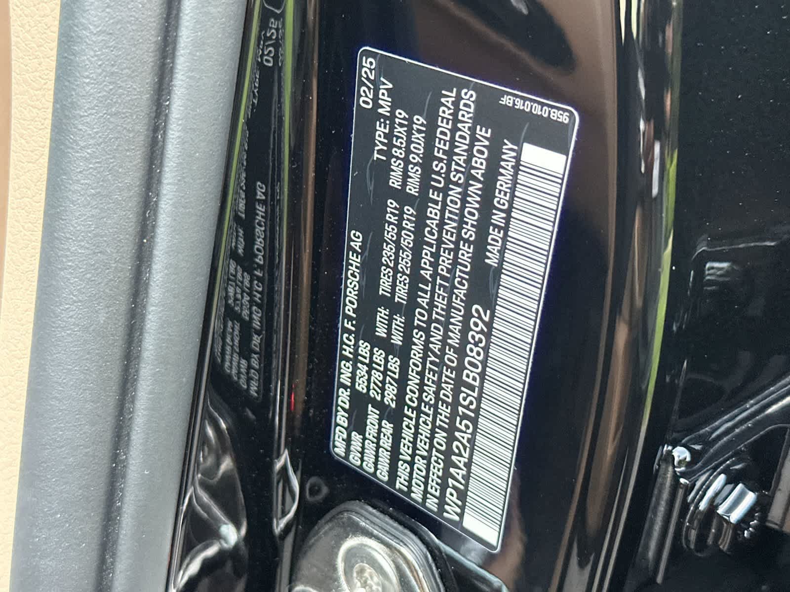 Certified 2025 Porsche Macan AWD/4WD image 33