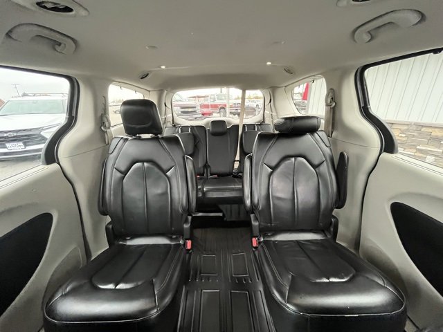 Used 2018 Chrysler Pacifica Touring-L image 32