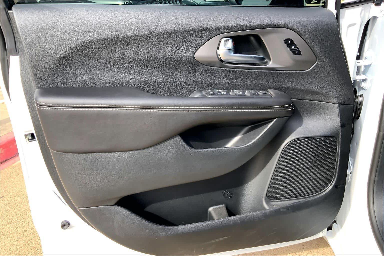 New 2026 Chrysler Pacifica Select FWD image 10