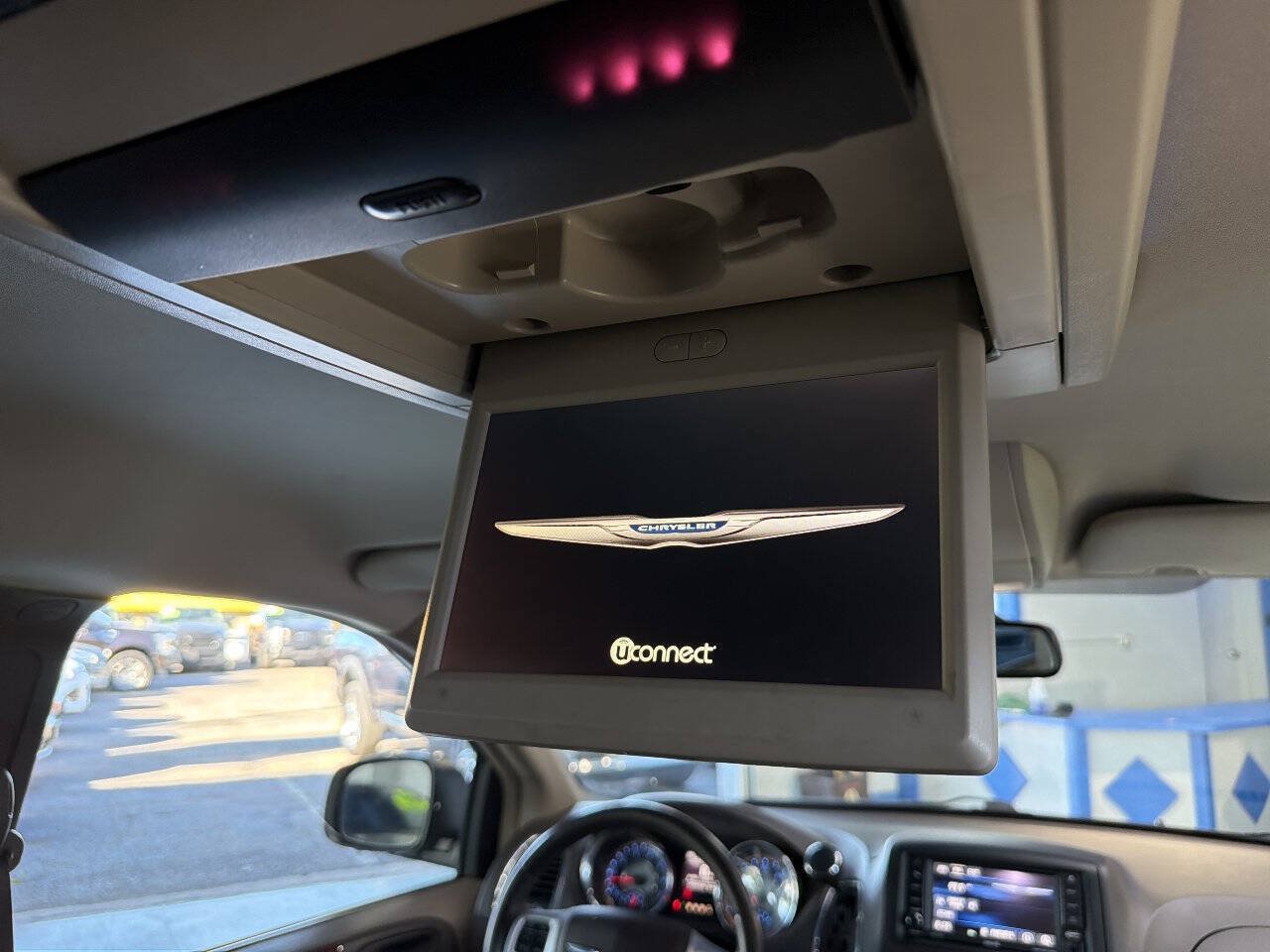Used 2016 Chrysler Town & Country Touring FWD image 21