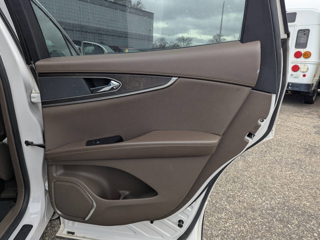 Used 2017 Lincoln MKX Reserve w/ Driver Assistance Package image 17