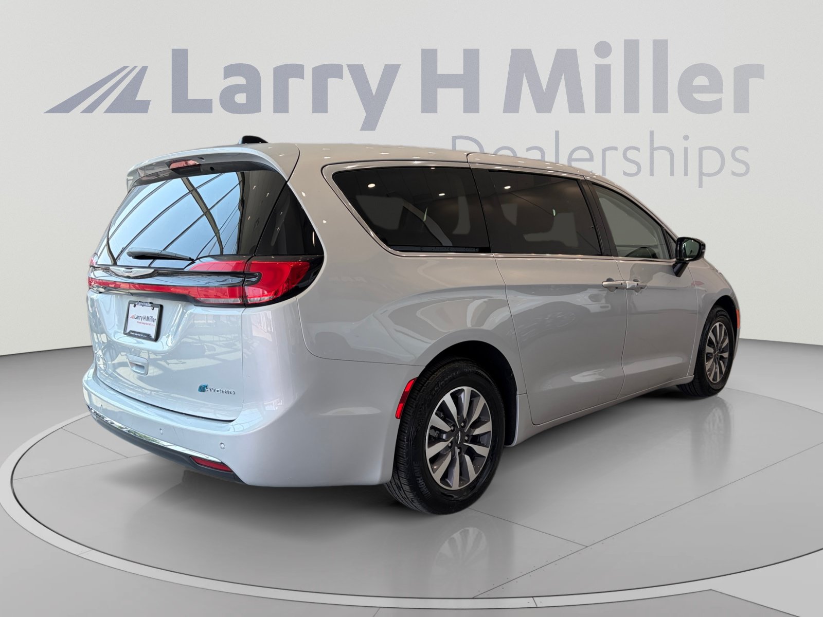 Used 2024 Chrysler Pacifica Limited FWD image 5