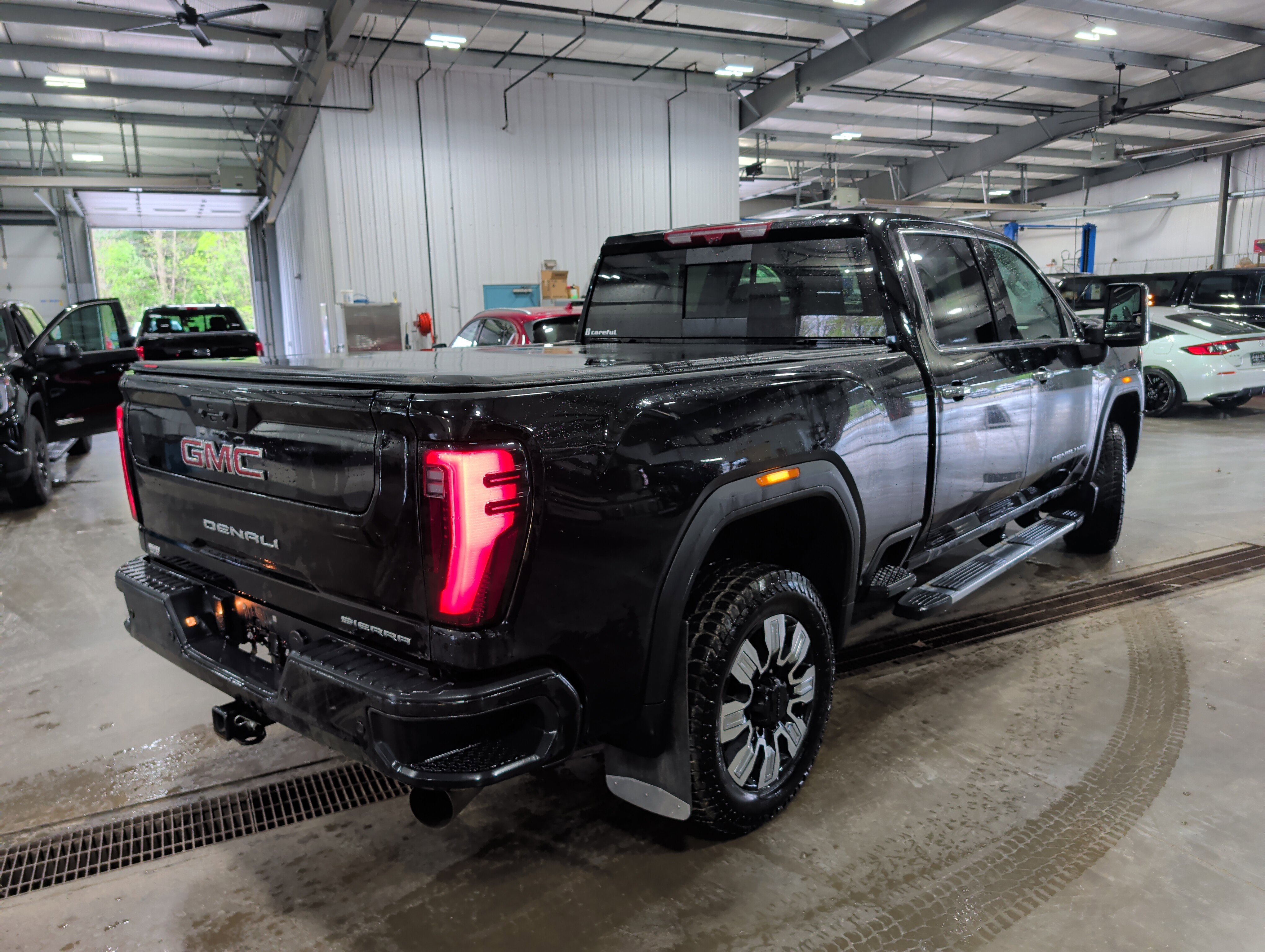 Used 2025 GMC Sierra 2500 Denali w/ Denali Reserve Package AWD/4WD image 3
