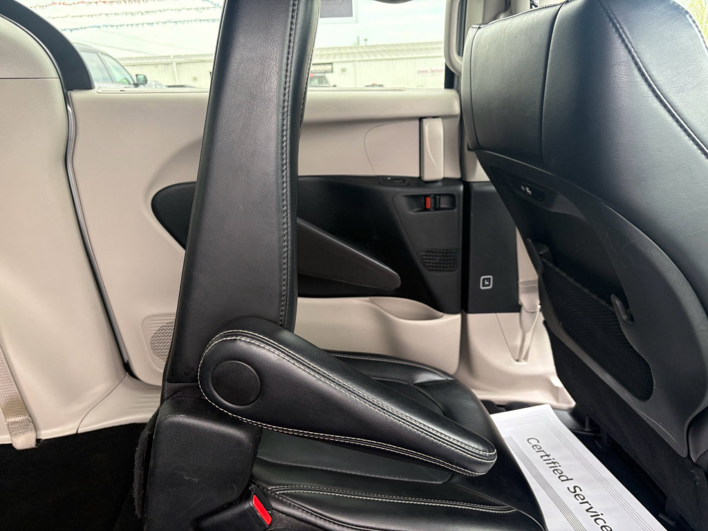 Used 2024 Chrysler Pacifica Touring-L image 30