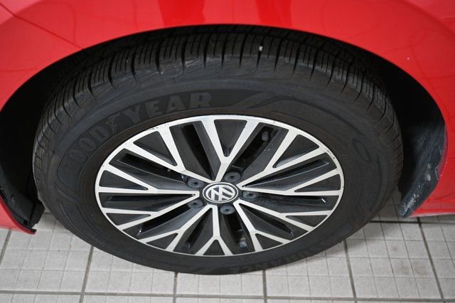 Used 2019 Volkswagen Jetta SEL w/ Cold Weather Package image 17